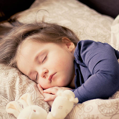  une maman avec son bébé pharmacie de l'Église